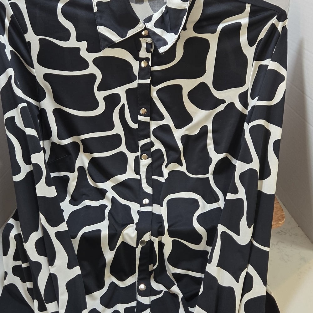 Newport News Giraffe Print Blouse Women's Small Black White Button Front Shirt - Picture 8 of 16